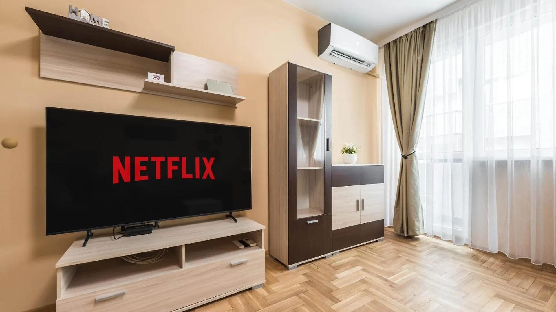 Apartament Downtown Аpartment With Free Parking Warna